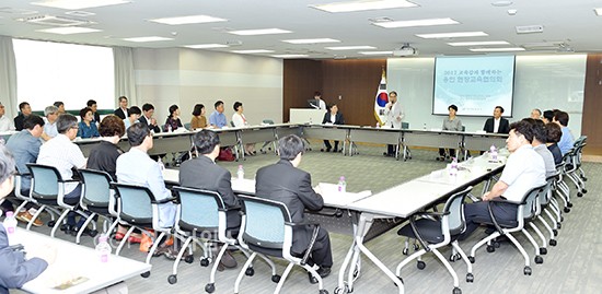 이재정 경기도교육감은 14일 용인 롯데인재개발원에서 열린 ‘현장교육협의회 시즌2’에 참석하여 용인 지역 학교장과 소통의 시간을 가지고 있다ⓒ경기타임스