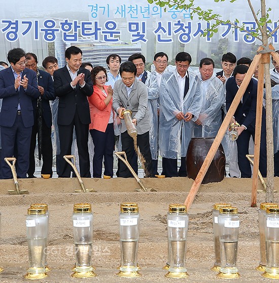15일 오후 경기도 신청사 부지에서 열린 ‘경기융합타운 및 신청사 기공식’의 합토합수 및 기념식수식에서 남경필 경기도지사가 현재 경기도청사의 팔달산 흙을 합토하고 있다.ⓒ경기타임스
