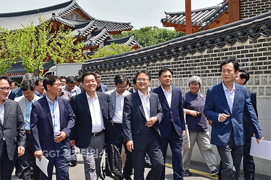 지난 6월 ‘도시재생뉴딜사업’ 정책 구상을 위해 행궁동을 방문한 국정기획자문위원회 위원들ⓒ경기타임스