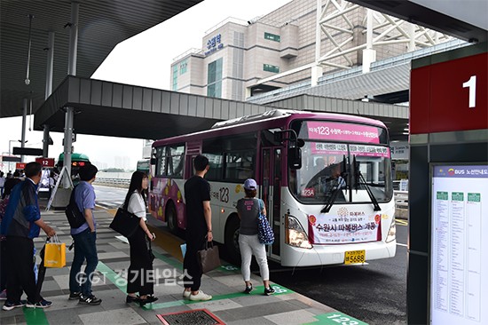 전철에서 수원역환승센터로 이동하여 버스를 이용하는 시민들.ⓒ경기타임스