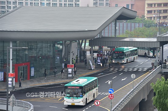 버스들이 환승센터 개통 후 차량 흐름이 원활해진 수원역 동쪽 버스정류장.ⓒ경기타임스