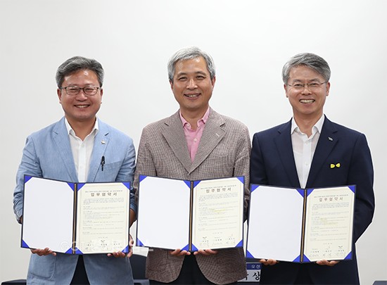 채인석 화성시장, 곽상욱 오산시장, 민형배 광산구청장이 18일 ‘청춘도시 정책한마당’에서 교육․보육 분야 정책연대를 위한 MOU를 체결하는 모습. ⓒ경기타임스