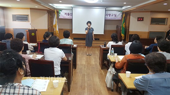 수원시새마을회가 19~21일 팔달구 수원시새마을회관에서 초보(예비) 할머니·할아버지를 대상으로 ‘손주사랑 교실'강의ⓒ경기타임스