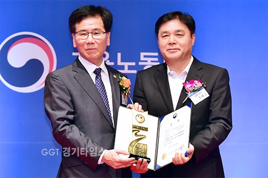 도태호 수원시 제2부시장(오른쪽)이 이성기 고용노동부 차관과 기념촬영을 하고 있다.ⓒ경기타임스