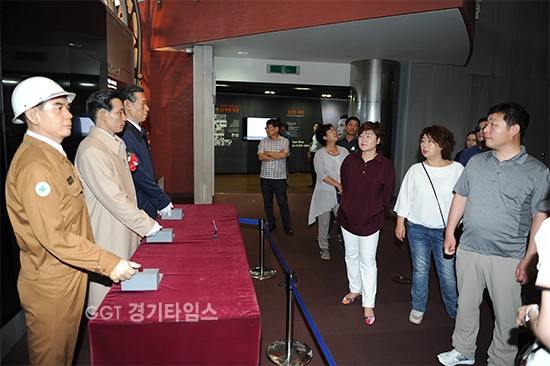 수원시의회 문화복지교육위원회 위원들이, 호미곳 등대박물관, 구룡포 근대문화역사거리, 포스코 역사관을 차례로 견학하고 있다ⓒ경기타임스
