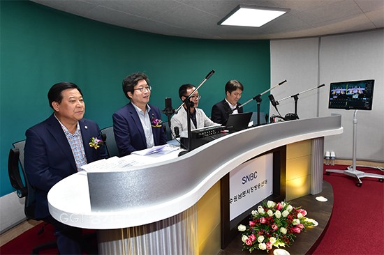 염태영 수원시장(왼쪽 두 번째), 김진관 수원시의회 의장(왼쪽 첫 번째) 등이 지난 14일 수원남문시장 통합방송국 개국기념 방송에 출연한 모습.ⓒ경기타임스