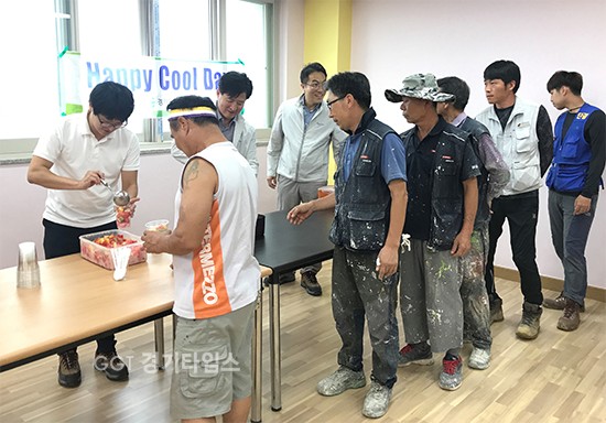 경기도시공사 시설지원처 직원들이 현장근로자들에 준비한 수박화채를 나눠주고 있다.ⓒ경기타임스