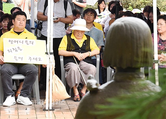 원평화나비는 14일 권선동 올림픽공원 ‘평화의 소녀상’ 앞에서 ‘제5차 세계 일본군 위안부 기림일’ 행사를 열었다. 위안부 기림일 행사에 참석한 안점순 할머니(흰색 모자 쓴 사람)ⓒ경기타임스