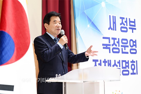 17일 수원시청 대강당에서 연 새정부 국정운영정책설명회에서 새정부 국정기획자문위원장을 지낸 김진표(더불어민주당) 의원이 “수원·화성 군 공항의 화옹지구(화성시) 이전 여부를 내년 지방선거에서 화성시민들의 찬반 투표로 결정하자”고 제안ⓒ경기타임스