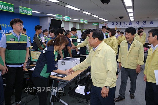 23일 김진관 의장과 염상훈 부의장, 한원찬 의회운영위원장, 백종헌 기획경제위원장, 조명자 문화복지교육위원장, 김은수 안전교통건설위원장, 이재선 도시환경위원장이 시청 통합방위상황실 방문 위로 격려ⓒ경기타임스