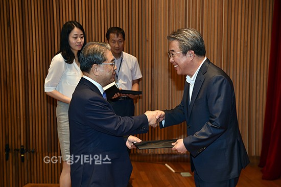 이재정 경기도교육감은 24일 9월 1일자로 신규 임용된 교(원)장, 교(원)감, 교육전문직원 454명에게 임명장을 수여ⓒ경기타임스