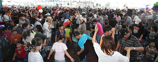 화성송산포도축제 포도밟기ⓒ경기타임스