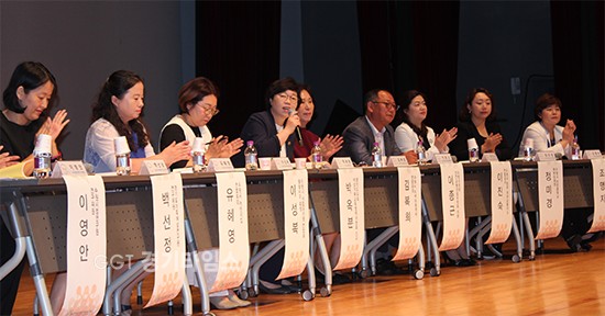 경기도의회 여성가족교육협력위원회 박옥분 의원(더민주당,비례)은 6일 수원시 장안구민회관에서 개최된 “아이 키우기 좋은 수원 대안 모색을 위한 정책토론회”에 좌장으로 참석 질문하고 있다ⓒ경기타임스