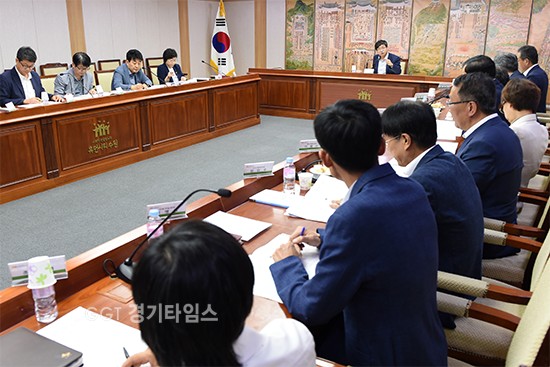 염태영 수원시장이 6일 수원시청에서 열린 ‘시민의 정부 거버넌스 2.0을 위한 민관합동 토론회’에서 발언하고 있다. ⓒ경기타임스
