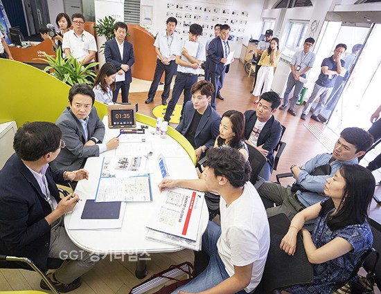 남경필 경기도지사가 매주 금요일 직접 도민의 고충을 상담해 주는 경기도의 대표적 소통 프로그램 ‘도지사 좀 만납시다’가 100회 소통ⓒ경기타임스