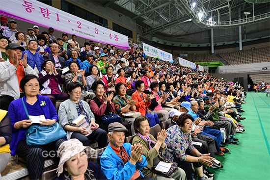 화성시는 7일 화성시종합경기타운 실내체육관에서‘화성노인큰잔치’ 개최ⓒ경기타임스