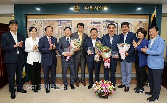 수원시의회 김진관 의장, 염상훈 부의장, 김기정․유재광 의원은 7일 수원시 공무원노동조합으로부터 우수한 의정활동과 시정발전에 대한 공로로 감사패를 받았다ⓒ경기타임스