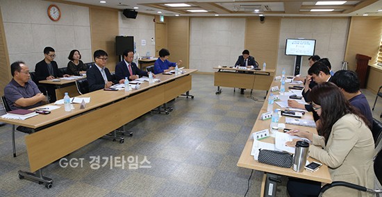 수원시의회 의원연구단체 ‘신재생에너지 운영 및 활성화를 위한 연구회’는 7일 의회 세미나실에서 연구활동 중간보고회ⓒ경기타임스