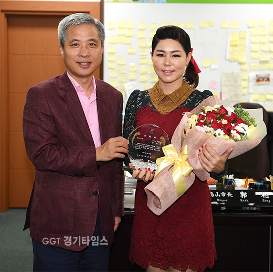 7일 곽상욱 오산시장이 홍보대사 ‘가수 정수빈’ 씨를 위촉했다.ⓒ경기타임스