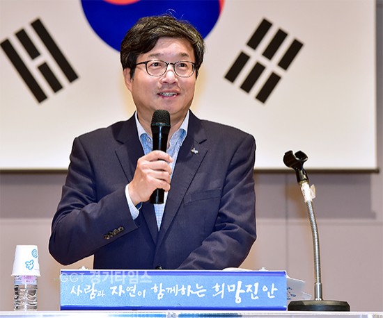 염태영 수원시장이 7일 전북 진안에서 개막한 학습형 축제 ‘제10회 마을만들기 전국대회’에서 주권재민에 대해 설명하고 있다.ⓒ경기타임스