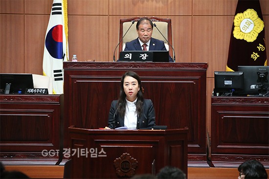 화성시의회 김혜진의원은 8일 임시회에서 5분발언으로 수원군공항 이전 저지 대응 화성시 이전저지 대책 수립 및 진행 촉구하고 있다ⓒ경기타임스