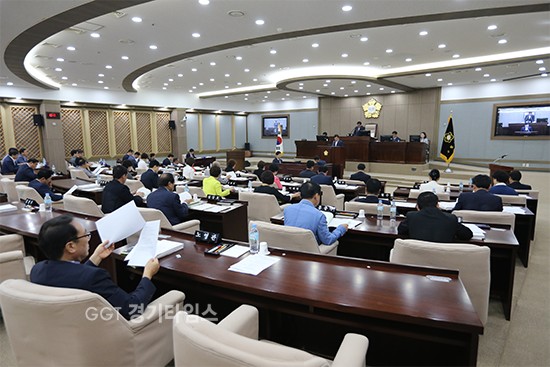 8일 수원시의회는 제328회 임시회를 열고 수원역 성매매 집결지 폐쇄 등 44건 안건 의결 폐회했다.ⓒ경기타임스