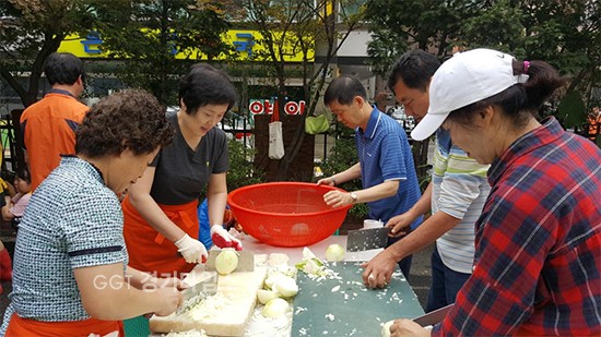 지난 10일 공단 노동조합 봉사단이 수원시 장안구 정자동 기로노인정에서 ‘사랑의 자장면 무료 급식’ 봉사활동을 앞두고 재료준비로 한창이다.ⓒ경기타임스