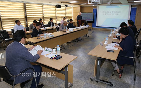 수원시의회 의원연구단체, '수원시 체육회 통합에 따른 효율적 운영방안 연구'는 12일 의원세미나실에서 수원시 체육회 활성화 방안에 대해 논의하고 있다. ⓒ경기타임스