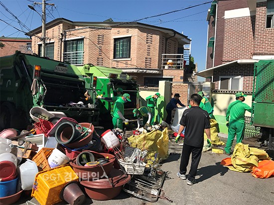 긴급 지원반 팔달구청·지동 환경관리원들이 안 할머니 집에서 나온 쓰레기와 잡동사니들을 치우고 있다.ⓒ경기타임스
