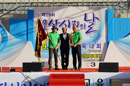 오산시, 시민의 날...곽상욱 오산시장과 제29회 오산시민의 날 시민화합 체육행사의 최종 우승은 응원상과 함께 중앙동ⓒ경기타임스