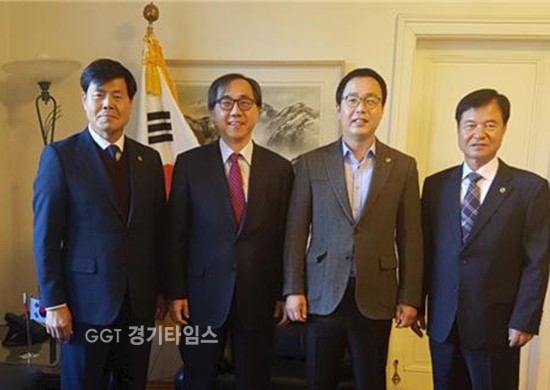 왼쪽부터 이필구 의원, 문승현 대사, 정기열 의장, 최춘식 대표의원 ⓒ경기타임스