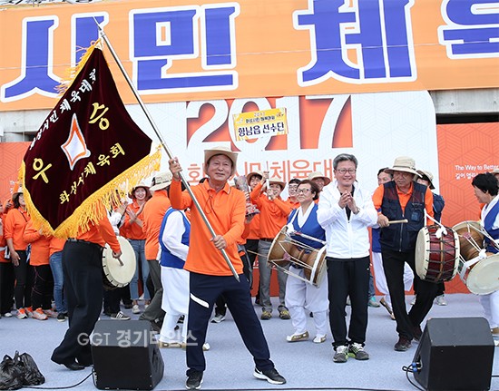 종합우승 향남읍 우승기ⓒ경기타임스