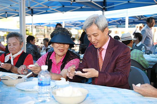 곽상욱 오산시장이 LG이노텍고 함께시청 광장에서 얼씨구 절씨구 달빛 송편 만들기 어르신 한가위 잔치에서 송편을 만들고 있다.ⓒ경기타임스