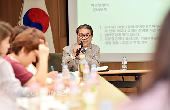 이재정 경기도교육감은 18일 부천 테크노파크에서 열린 ‘2017 학부모 소통 간담회’에 참석하여 학부모들과 대화ⓒ경기타임스