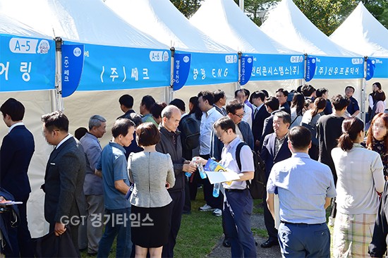 2017 수원산업단지 일자리박람회’를 찾은 구직자들ⓒ경기타임스