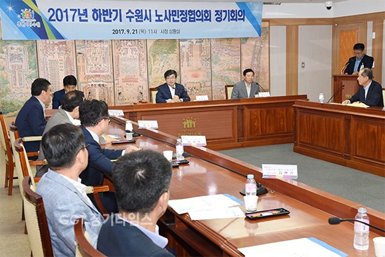 염태영 수원시장이 21일 수원시청 상황실에서 열린 노사민정협의회에서 발언하고 있다.ⓒ경기타임스