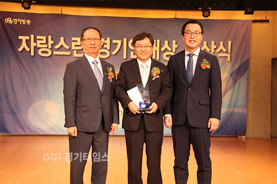 경기도의회 교육위원회 조광명 의원(더불어민주당, 화성4)이 9월 21일 경기문화재단 다산홀에서 경기방송이 주최한 제13회 자랑스런 경기인대상에서 의정부문 대상ⓒ경기타임스