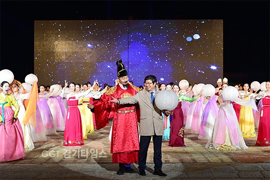 ‘여민동락의 길’을 주제로 열리는 제54회 수원화성문화제가 22일 저녁 화성행궁 광장에서 막을 올렸다.염태영 수원시장이 정조대왕과 함께 화락(和樂)-지난날이 부르고 다가올 날이 답한다’를 주제로 한 창작 뮤지컬에서 포즈를 취하고 있다.ⓒ경기타임스
