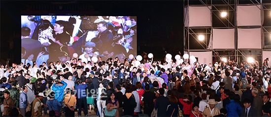 54회 수원화성문화제 개막행사에 참여한 시민들ⓒ경기타임스