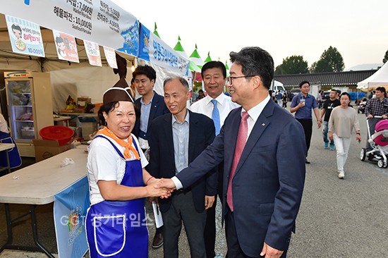 수원시,수원화성문화제 음식문화축제을 찾은 염태영 수원시장ⓒ경기타임스