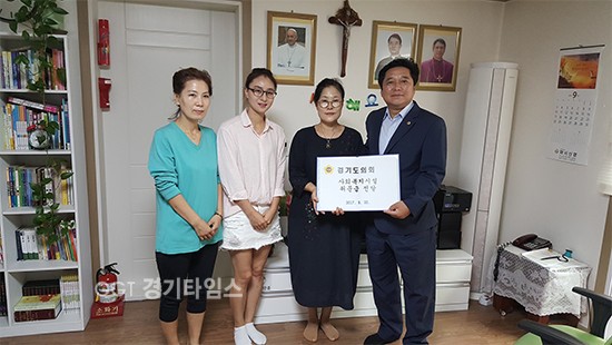 경기도의회 김호겸(더불어민주당, 수원6) 부의장은 25일, 추석 명절을 맞아 관내 어려운 사회복지시설을 방문해 위문금을 전달ⓒ경기타임스