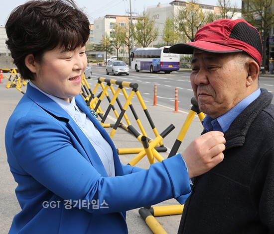 수원시의회 군공항 이전 추진에 따른 공공갈등해소 연구회’ 조명자 대표의원...수원전투비행장에서 지역주민과 만나 비행장 이전에대해 대화를 나누고 있다.ⓒ경기타임스