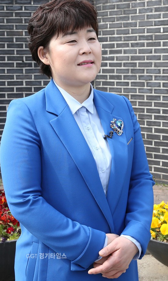 수원시의회 군공항 이전 추진에 따른 공공갈등해소 연구회’ 조명자 대표의원....수원전투비행 앞에서 비행장 이전에대해 대해 인터뷰하고 있다.ⓒ경기타임스