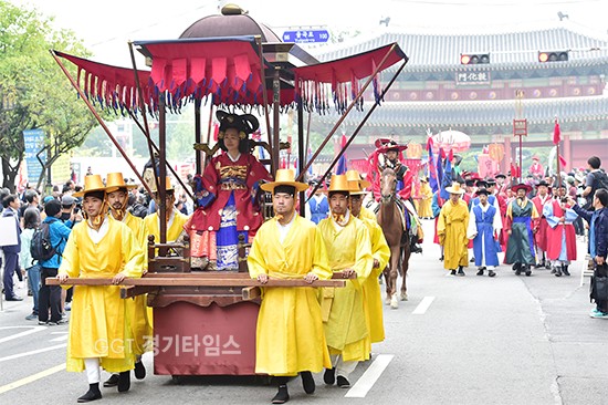 혜경궁 홍씨 진찬연...수원화성문화제의 또하나의 볼 거리 ‘혜경궁 홍씨 진찬연’이 23일 화성행궁 봉수당에서 재현됐다..ⓒ경기타임스