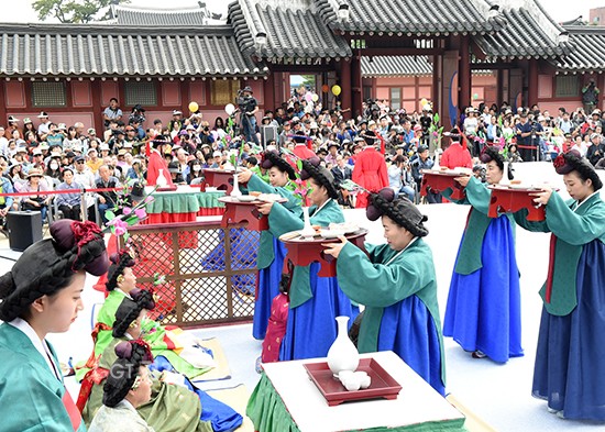 혜경궁 홍씨 진찬연...수원화성문화제의 또하나의 볼 거리 ‘혜경궁 홍씨 진찬연’이 23일 화성행궁 봉수당에서 재현됐다..ⓒ경기타임스