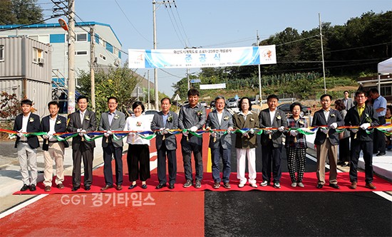 소로 1-23호선 개통 커팅식(사진좌측부터 5번째 이은주 도의원, 6번째 김정주 시의회의장, 8번째 채인석 화성시장, 10번째 용환보 시의원)ⓒ경기타임스