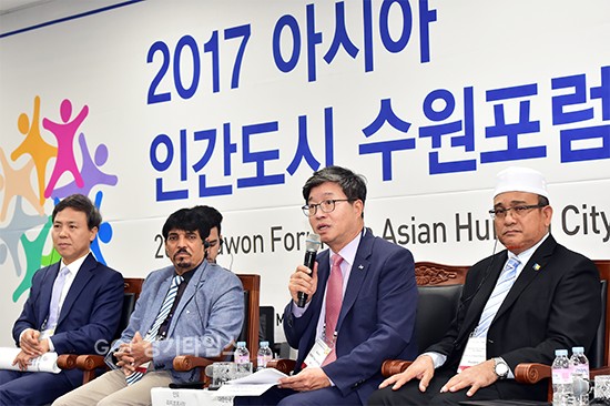 염태영 수원시장이 ‘2017 아시아 인간도시 수원포럼’에서 발언하고 있다.ⓒ경기타임스