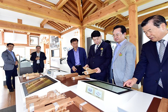 이한규 수원시 제1부시장(오른쪽 세 번째)과 관계자들이 한옥기술전시관을 둘러보고 있다.ⓒ경기타임스