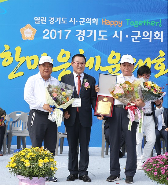수원시의회 홍종수 의원(자유한국당, 영화,연무,조원1동)이 지난 28일 전국시군자치구의회 의장협의회에서 수여하는 의정봉사상을 수상ⓒ경기타임스