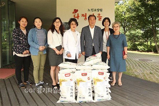 화성시의회 김정주 의장은 우리 고유의 추석 명절을 앞두고 관내 사회복지시설 등을 방문하여 위문품을 전달ⓒ경기타임스